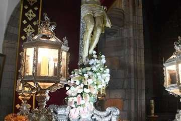 El Cristo de Telde, acicalado para la solemne procesión de esta noche por las calles de San Juan/TA.